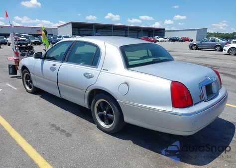 2002 Lincoln Town Car Sig. Prem./Signature z USA, uszkodzony, nr VIN 1LNHM82W22Y639231